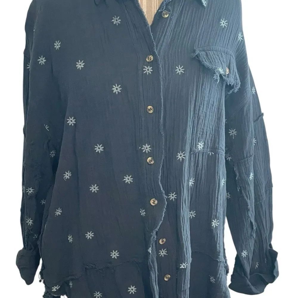 Easel size medium Button-Front Navy Embroidered Star Shirt like new